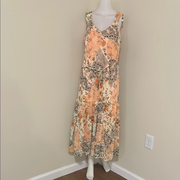 k & company Dresses & Skirts - Elegant Floral Maxi Dress in Peach and Cream